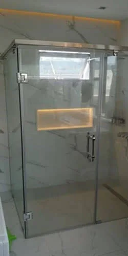 Cabina de baño en vidrio templado con herrajes negros