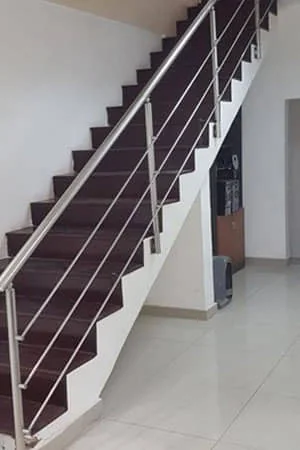 Escalera con pasamanos y barras de acero inoxidable