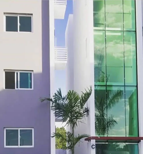 Fachada flotante en vidrio verde en un edificio de apartamentos